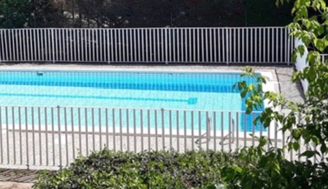 Charming house with terrace and shared pool, steps from the beach – Ideal for 4 people