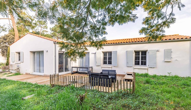 Charming Holiday Home Near Beach and Forest, Private Garden & Wi-Fi