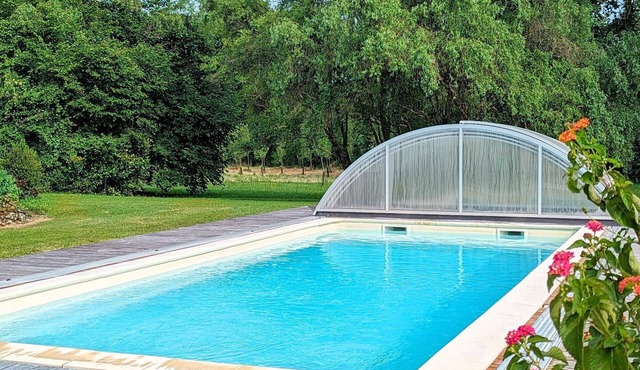 Charming Gîte with Heated Pool, Garden, BBQ, and Baby Equipment Near Aubeterre-sur-Dronne