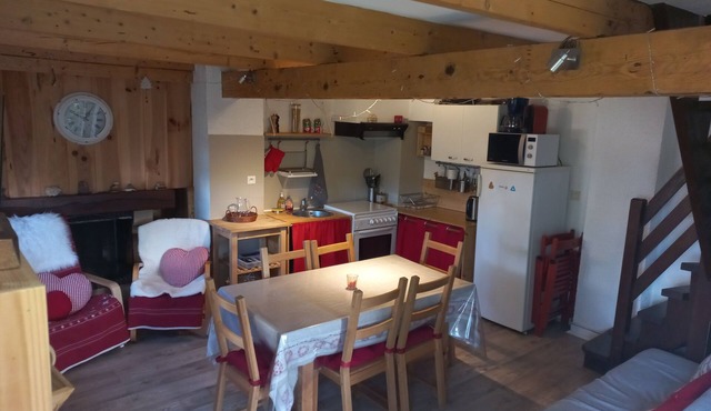 Charming Guzet chalet with fireplace, bed linen option, Les 4 Chouettes
