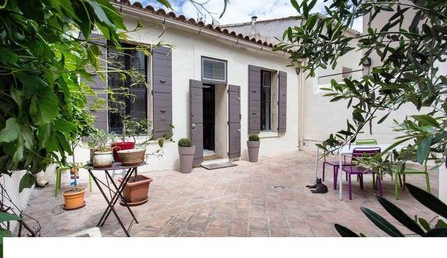 Charming house, central, quiet, private parking and metro (Long term only)