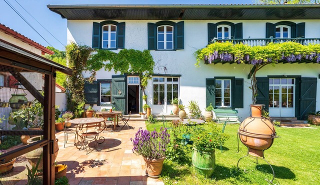 Charming House in Bayonne with Private Terrace, Garden, and Wi-Fi