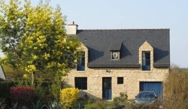 Charming house in nice quiet environment. Near Port Logeo