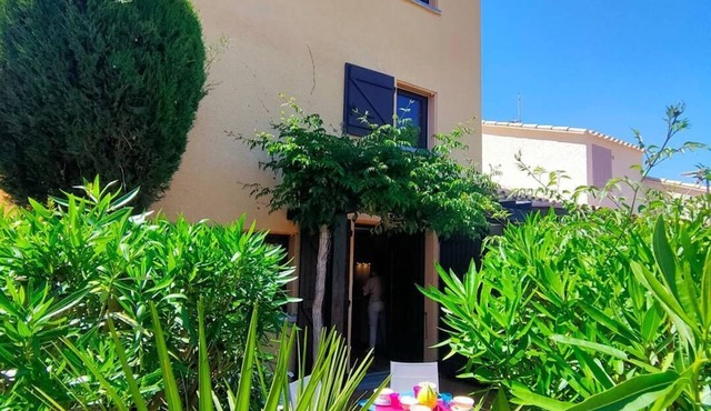 Charming little house with lovely outdoor air conditionning parking