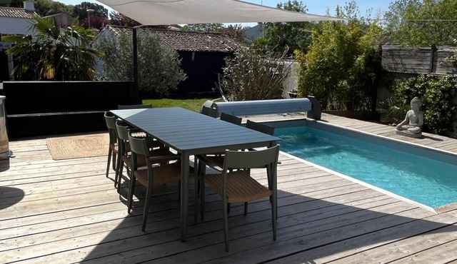 Charming old farmhouse with swimming pool, at the gateway to the Ile de Ré