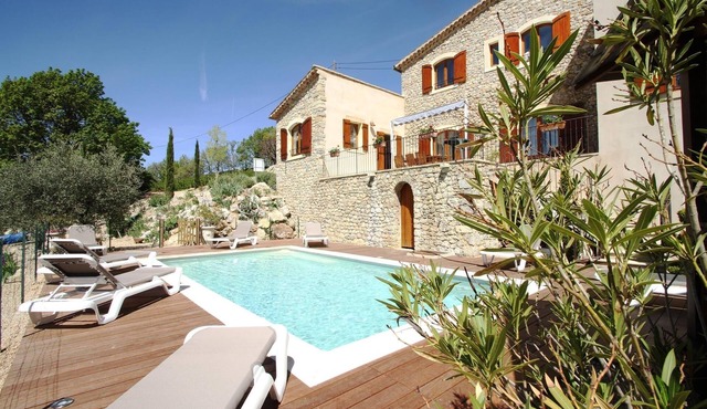 Charming Provencal villa-mas facing Mont Ventoux Heated pool Jacuzzi