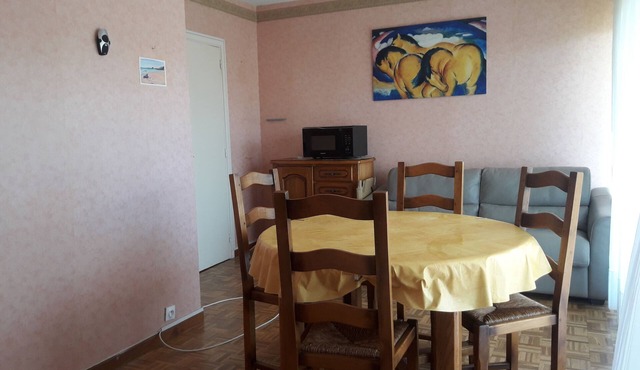 Charming, quiet, sunny studio near the beach