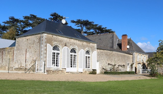 Charming Relais de Chasse XVIII, heated indoor pool optional (Apr Oct)
