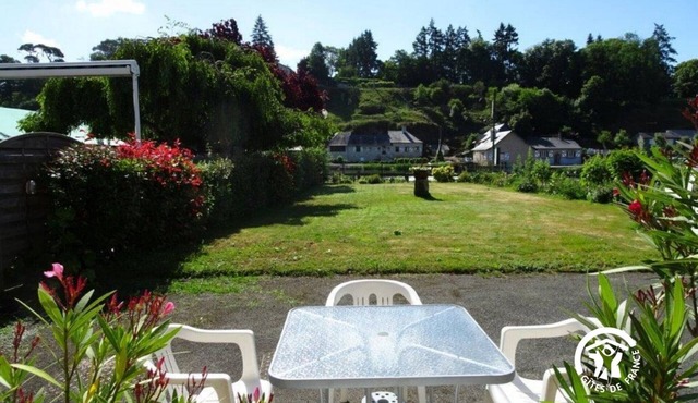 Charming Riverside Cottage with Bike Path, Nearby Eateries, and Horse Facilities