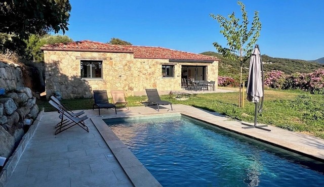 Charming stone villa with swimming pool 5 minutes from the beach