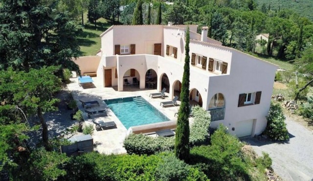 Charming Villa with large swimming pool & unique view over mountains, plain, sea