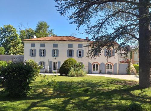 Chez Celine et Philippe chambre Marie dans propriété de charme avec piscine