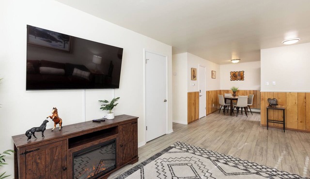 Clean & Comfortable 2BR Western Style Near Frontier Park in Cheyenne