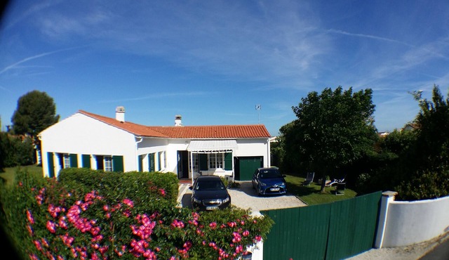 Comfortable villa, space, nature, fenced garden, 100m beach and village