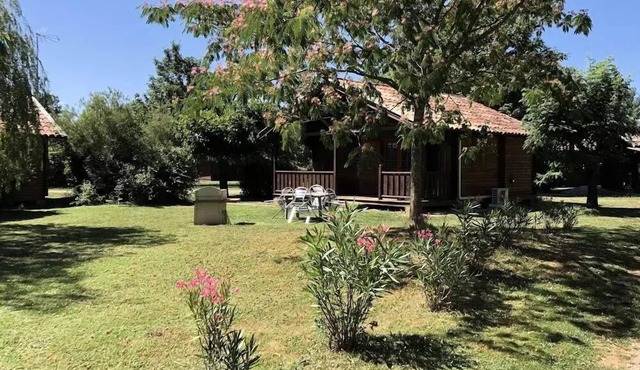 COMFORT CHALET: 2 bedrooms - AC - TV - BBQ - Cleaning Service * - 35 m² + 14 m² covered terrace - Sleeps 4 to 5 people - Rate includes 4 people