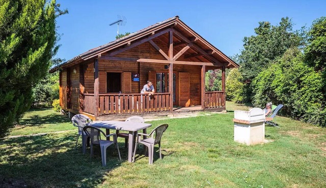 COMFORT PLUS CHALET: 2 bedrooms - AC - dishwasher - TV - BBQ - Housekeeping* - 35 m² + 14 m² covered patio - Sleeps 4 to 5 people - 4 people included