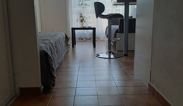Comfortable, serene studio in residence, swimming pool, tennis court, private parking, terrace.