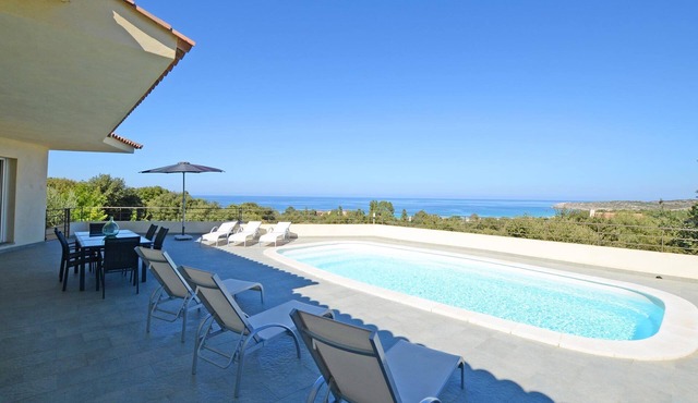 Contemporary villa, with air conditioning-160 m2, swimming pool,