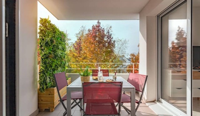 Cosy apartment with large balcony and private parking