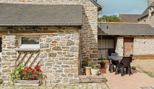 Cottage 'Dépendance Au Charme Local' with Private Terrace, Shared Garden and Wi-Fi