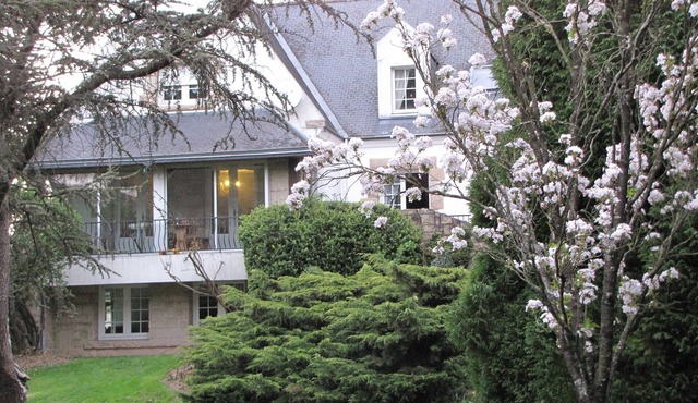 Cottage Rental 90 m² with its beautiful park of 4000 m² and beautiful trees.
