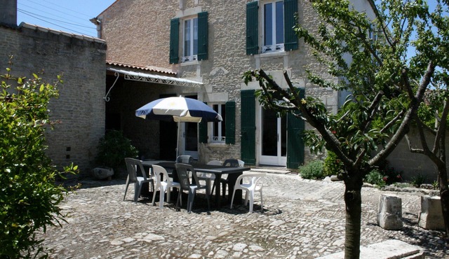 Country house, heating, parking, garden, fully enclosed, shops nearby
