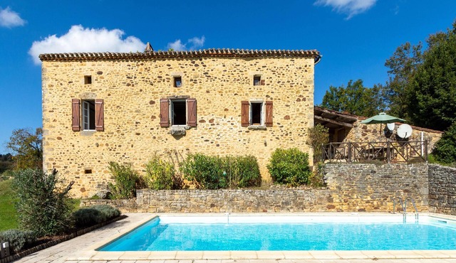 Country house with pool in prime location