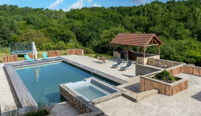 Cozy Chalet in Saint-Cernin-de-l'Herm – Nature, Shared Pool & Relaxing Stay for 4 Guests