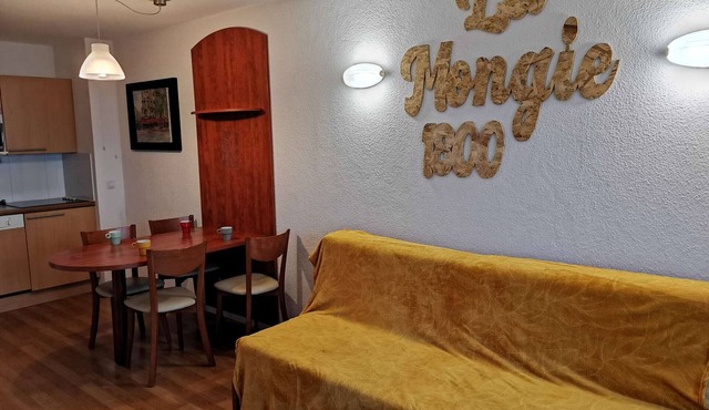 Cozy T2 Apartment with Pool & Fitness Room, Sleeps 4, South-Facing Terrace, Near Slopes