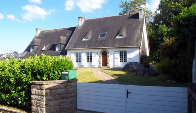 D8008 - VILLA ON CLOSED GARDEN LOCATED 150 M FROM THE BEACH OF THE SABLES-BLANCS
