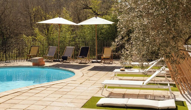 Designer cabin with shared pool in Bras