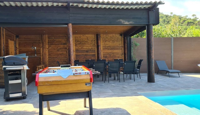 Detached family villa with pool and garden