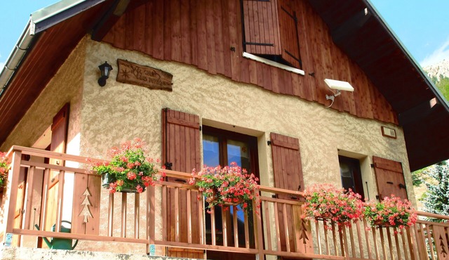 DISCRETELY STYLISE MOUNTAIN CHALET FOR 9 PEOPLE.