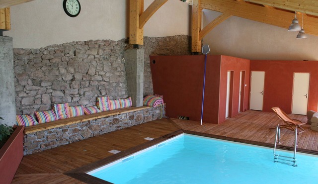 Ecological gîte- 4 stars 1055 m2 on one level- Heated swimming pool 4 pers. Wifi