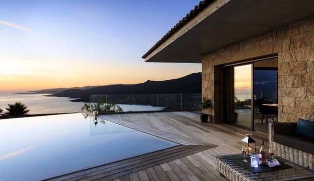 Elegant Villa with Sea Views and Easy Access to Beach and Shops