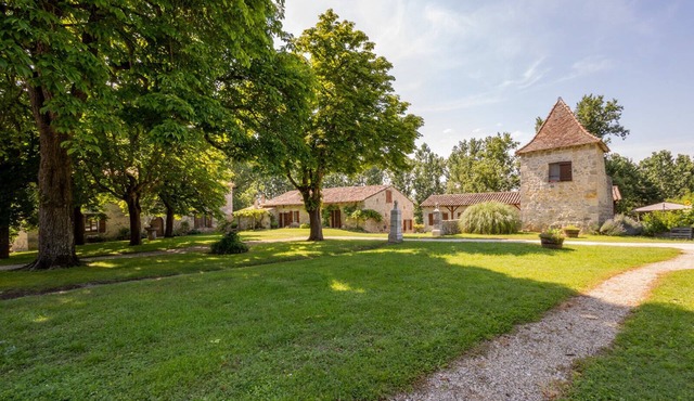 Entire estate- 3 charming houses -20pers. Private forest&pool -30 min from Agen