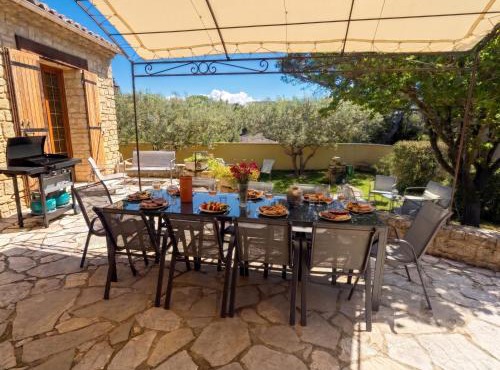 Escapade entre amis en Provence, 4 ch clim, terrasse, jardin, plancha, cheminée, proche Avignon