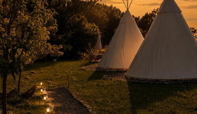 ESCAPADE INSOLITE - Dômes, Tipis, Aire de Camping-cars & Vans