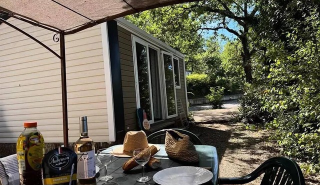 Esparron Mobile Home: 1 bedroom, sleeps 2–3 people – air conditioning, sleeps 3 people
