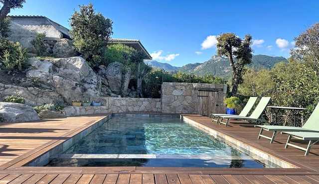 Exceptional sheepfold with heated pool, close to amenities