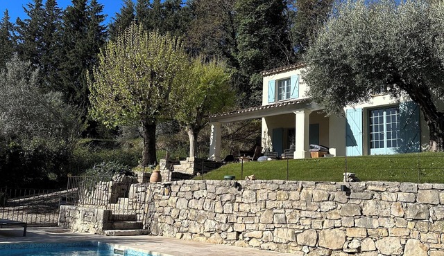 Exclusive villa, Pool, large garden, quiet, 5 minutes from the village square