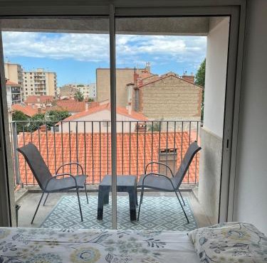 F2 moderne, proche gare, terrasse et parking prive
