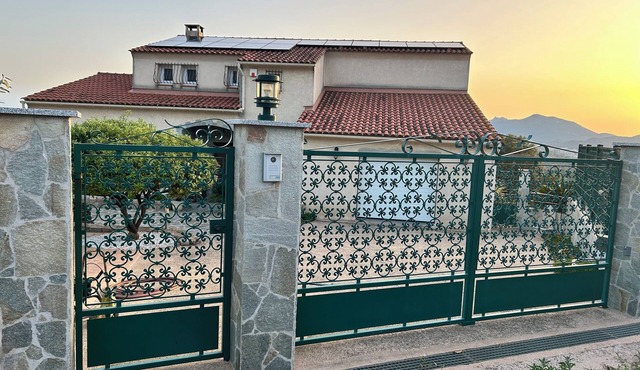 F3 in a charming villa in a quiet location shared swimming pool panoramic sea and mountain view