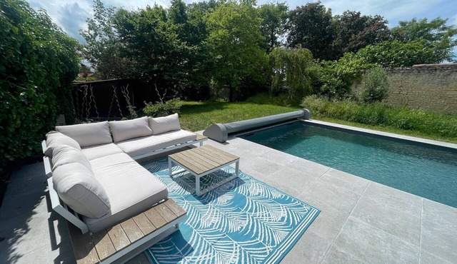 Family home, 6 BR, pool, 1000m² walled garden - 15min from La Rochelle