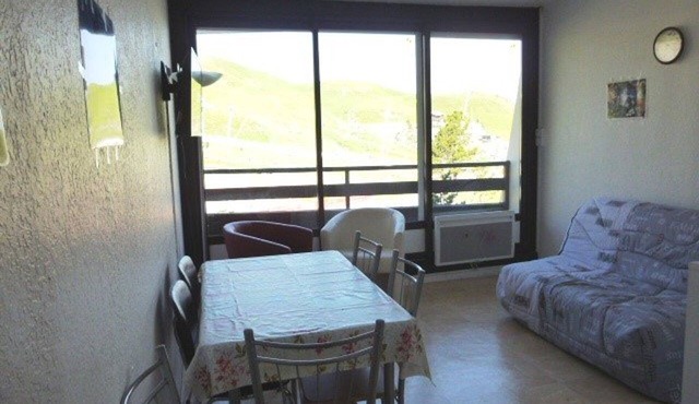 Family studio for 6, ski-in/out, balcony, free parking, ski locker