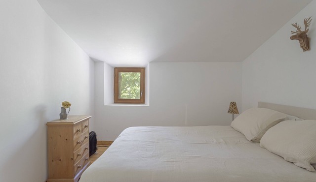 Family Suite – Spacious Accommodation in a Stone House with Mountain Views