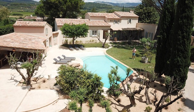 Fantastic private villa with heated saltwater pool in Provence