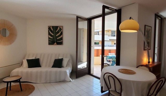 Fréjus Plage, La MIOUGRANO, beautiful 3 room apartment, 5 people, large balcony, box in the basement, sought-after residence with swimming pool