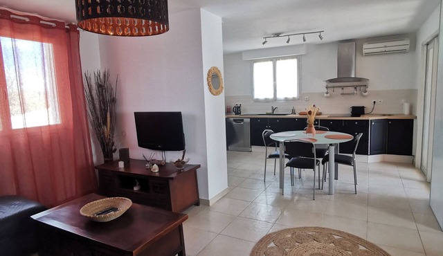Furnished 2-bedroom apartment "Le Nid des maures", shared pool and jacuzzi