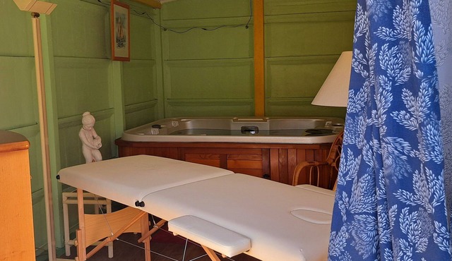 Gîte* 13 beds, sleeps 20, Jacuzzi, Swimming pool, Billiards, Games tent, Park *.